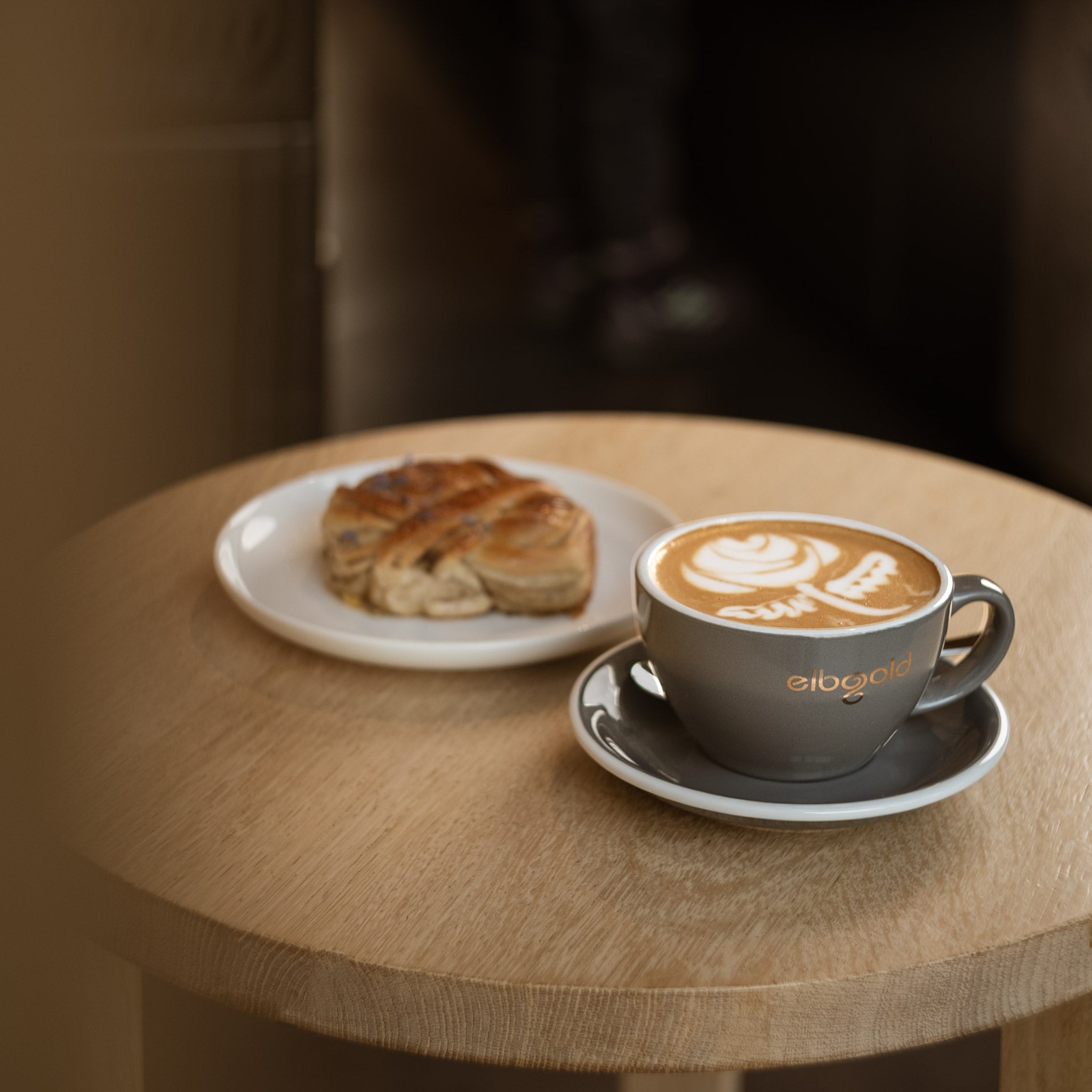 elbgold Tasse Cafe Latte Tasse grau mit goldenem elbgold Logo